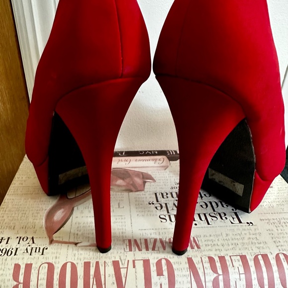 HOT HOT HOT Red Heels with Gold Accent Front platform size 8 by Qupid - Picture 3 of 5